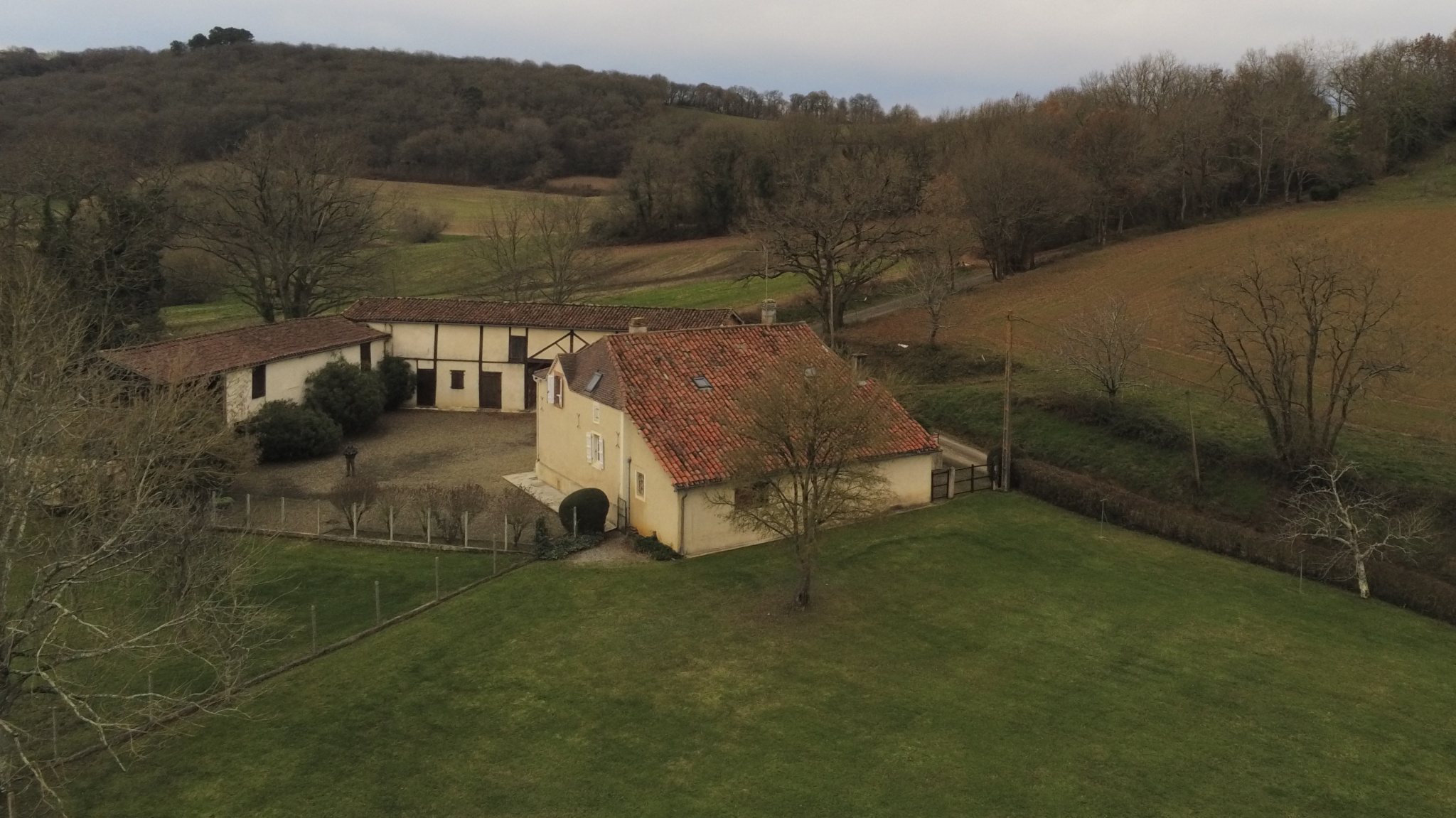 vente-grande-maison-sur-un-hectare-de-terrain